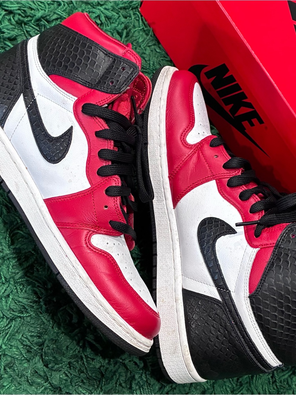 Jordan 1 Retro High OG Satin Snake Chicago W Size 12W/10.5M GREAT 100% AUTHENTIC - Picture 2 of 9